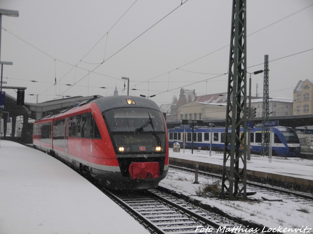 642 141 / 641 beim verlassen des Hallenser Hbf´s in Richtung Eilenburg, whrend dessen der HEX Lint auf seine Abfahrt am 4.1.16 wartete.