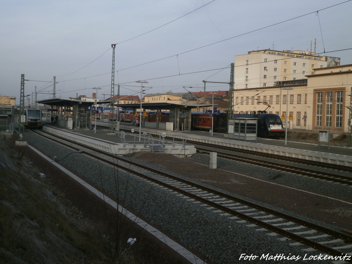 672 904 und MRCE ES 64 U2 - 005 im Merseburger Bahnhof am 6.1.15