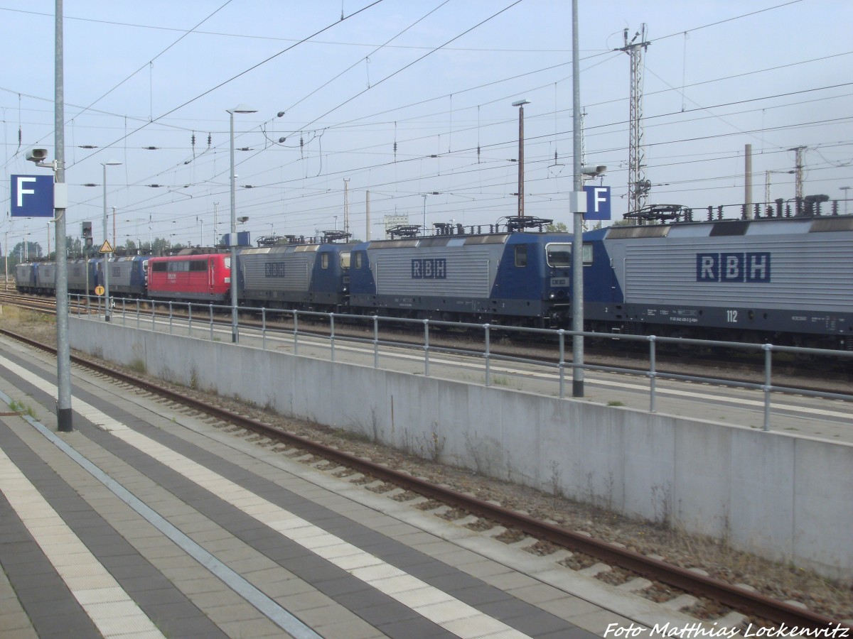 Abgestellte RBH-Loks und eine BR 151 der DB Raillon im Bahnhof Angermnde am 7.9.14