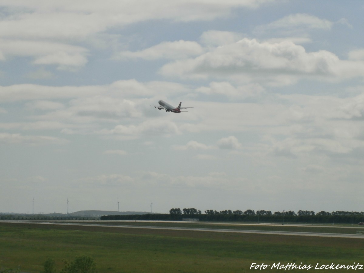 Air Berlin Flugzeug beim verlassen des Flughafens Halle/Leipzig am 24.5.15