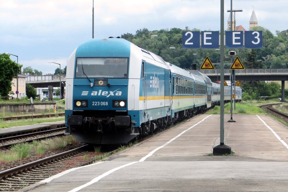 ALEX 223 068 treft am 27 Mai 2022 in Schwandorf ein, wo deren Zug geteilt wird: die 1. drei Wagen verfolgen den Weg mit 223 068 nach Plzen ber Furth-im-Wald, die letzte drei gehen weiter nach Hof.