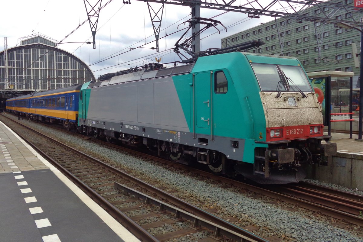 Alpha 186 212 steht am 9 Juli 2018 in Amsterdam Centraal.