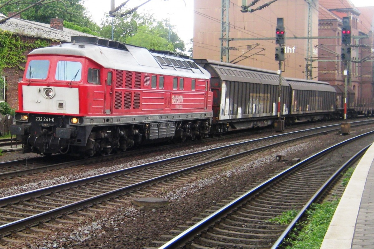 Am 1 Juni 2012 durchfahrt 232 241 Hamburg Harburg.