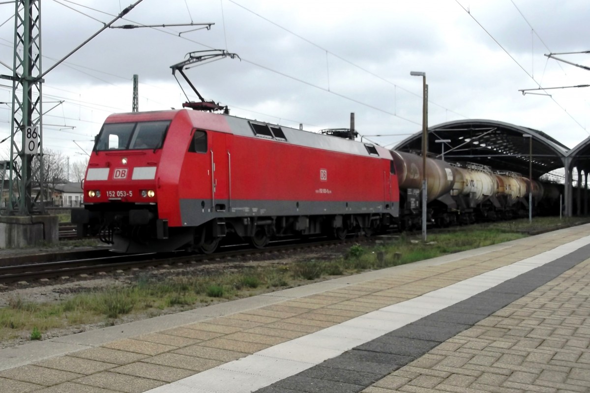 Am 11 April 2014 durchfahrt 152 053 Halle (Saale) Hbf. 