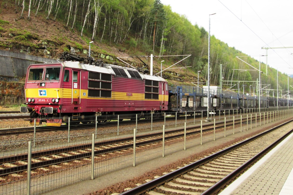 Am 11 April 2014 schleppt CD 372 013 ein PKW-Zug durch Bad Schandau.