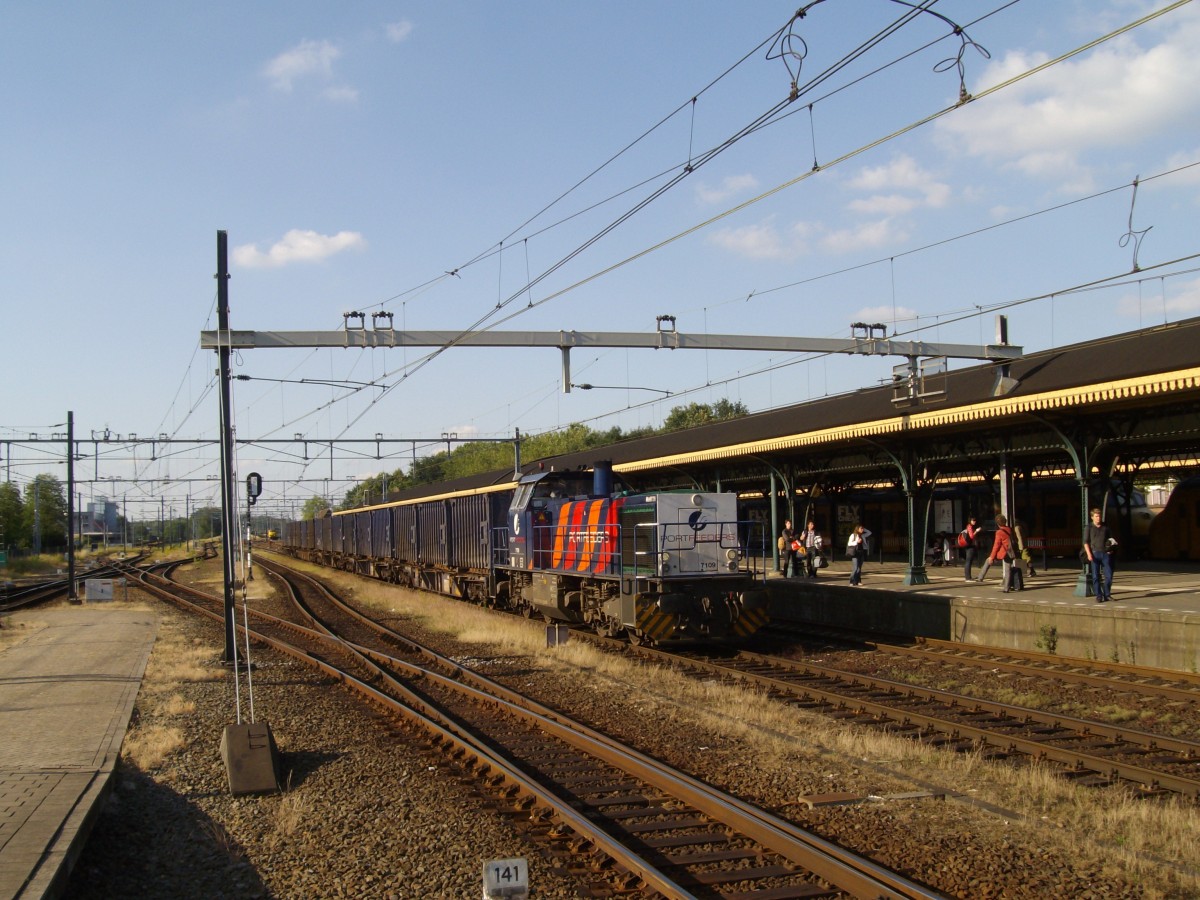 Am 11 Juni 2009 rangiert HUSA 7109 mit einer Müllzug in 's Hertogenbosch.