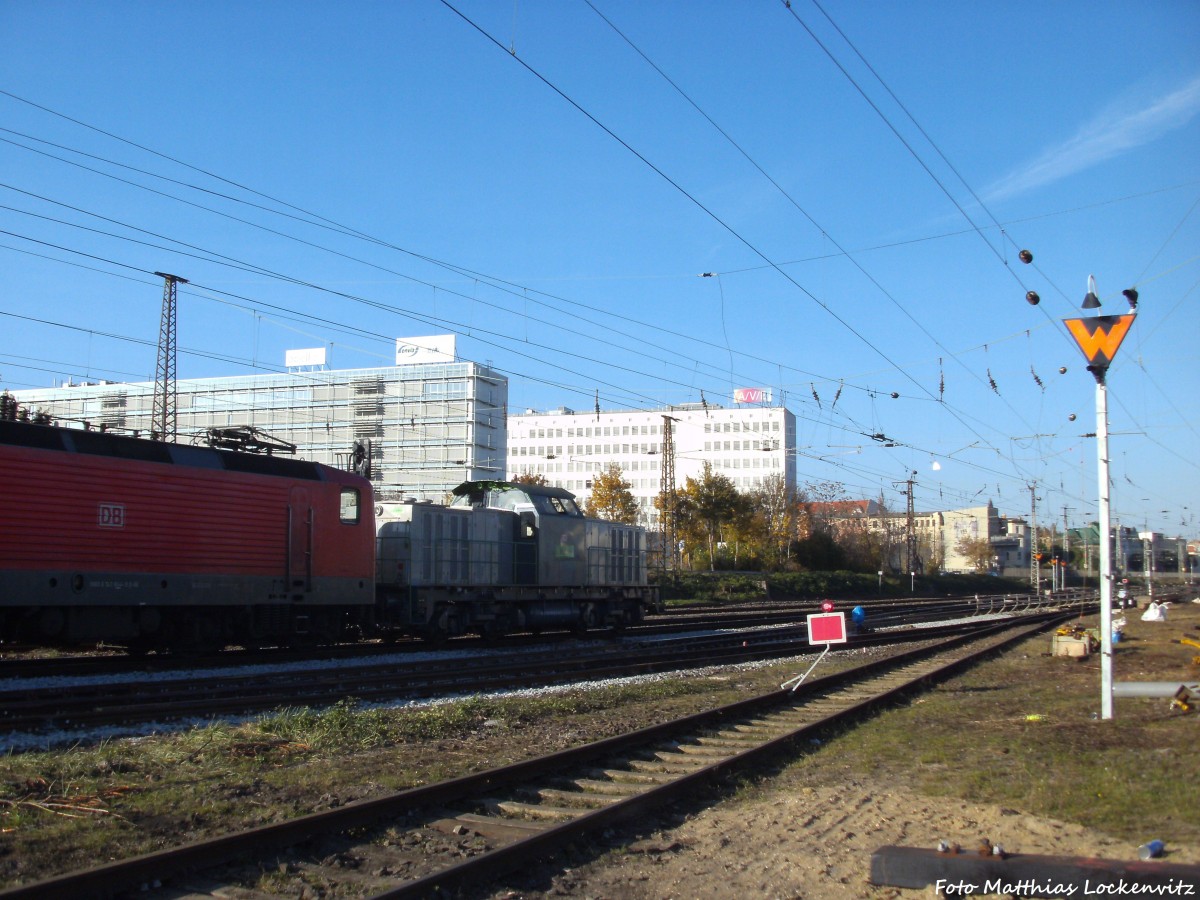 Am 1.11.14 zog die Hybrid V100  Ost  eine 143er mit ihrem Zug aus dem Bahnhof Halle (Saale) Hbf in Richtung Werkstatt raus
