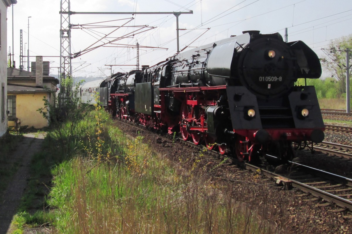 Am 12 April 2014 verlsst Dampfsonderzug mit 01 0509 Pirna.