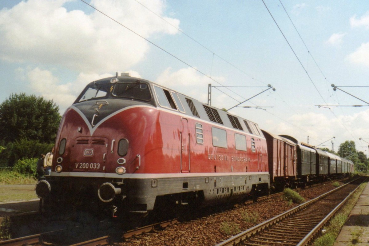 Am 12 Augustus 2006 stand V 200 033 in Kaldenkirchen whrend ein Bahnhofsfest.