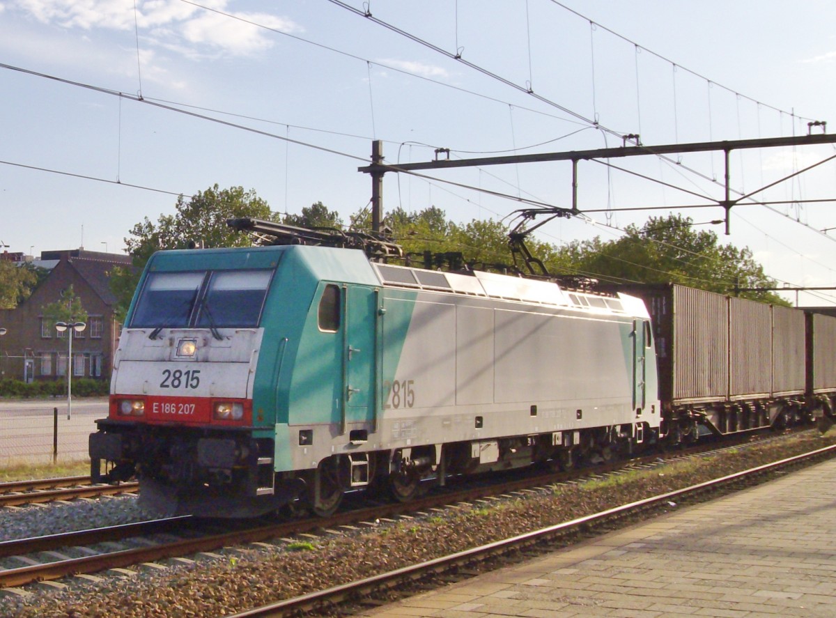 Am 12 September 2009 durchfahrt 2815 mit Volvo-KLV Oss.