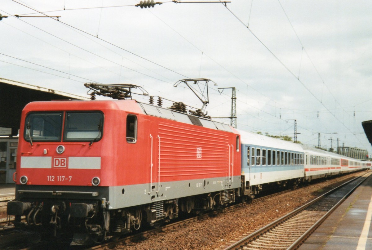 Am 13 April 2001 durchfahrt 112 117 Kln Deutz.