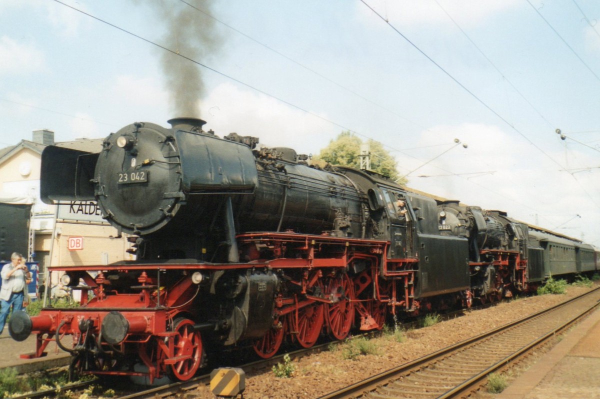Am 13 Augustus 2006 ist 23 042 mit Sonderzug aus Rotterdam in Kaldenkirchen angekommen.