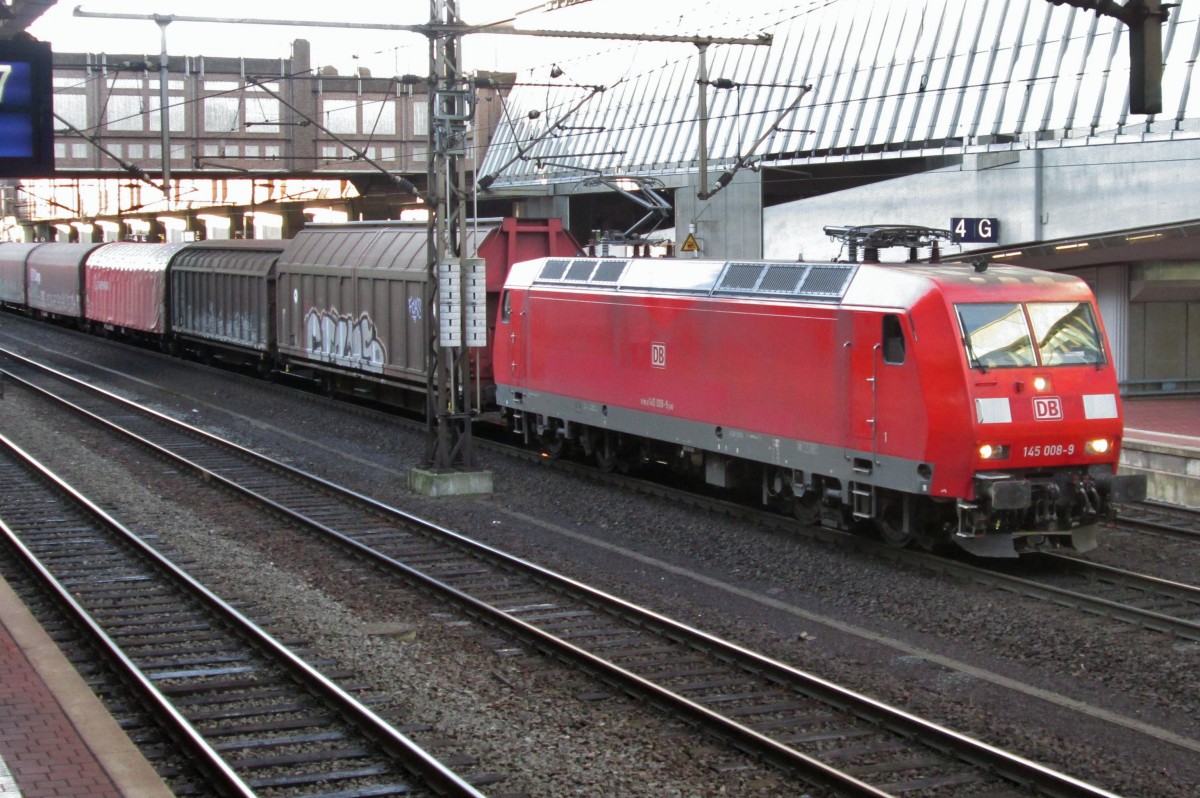 Am 15 September 2015 durchfahrt 145 008 Kassel-Wilhelmshhe.