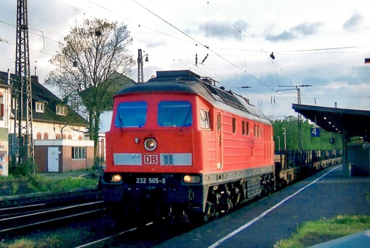 Am 16 April 2008 durchfahrt 232 505 Rheinhausen.
