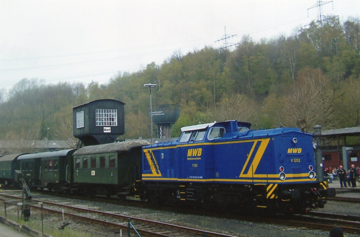Am 16 April 2009 schleppt MWB V 1252 ein Pendelzug aus das DGEG-Museumsbw in BOchum-Dahlhausen.