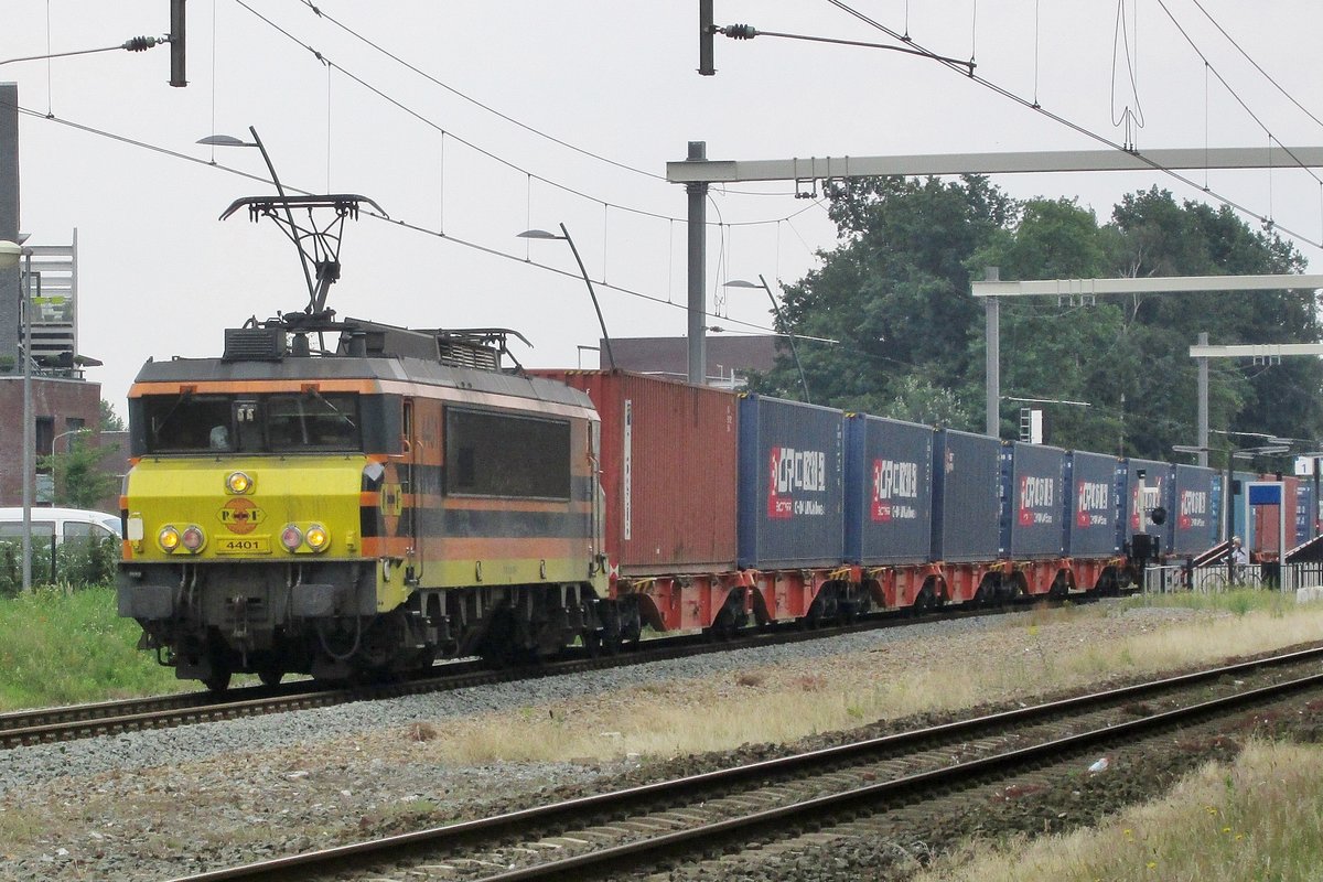 Am 16 Juni 2017 durchfahrt RRF 4401 mit ein Umleiter-KLV Wijchen.