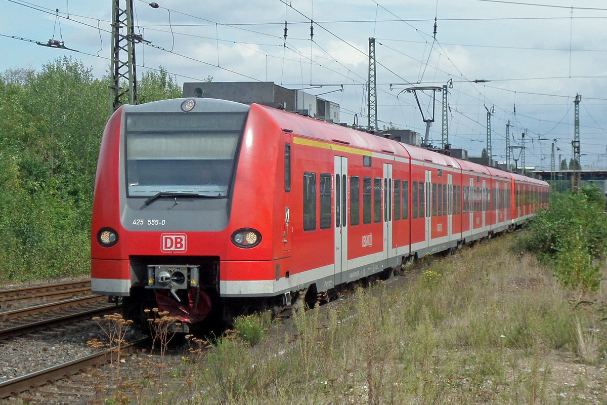 Am 16 September 2016 hält 425 555 in Rheinhausen.