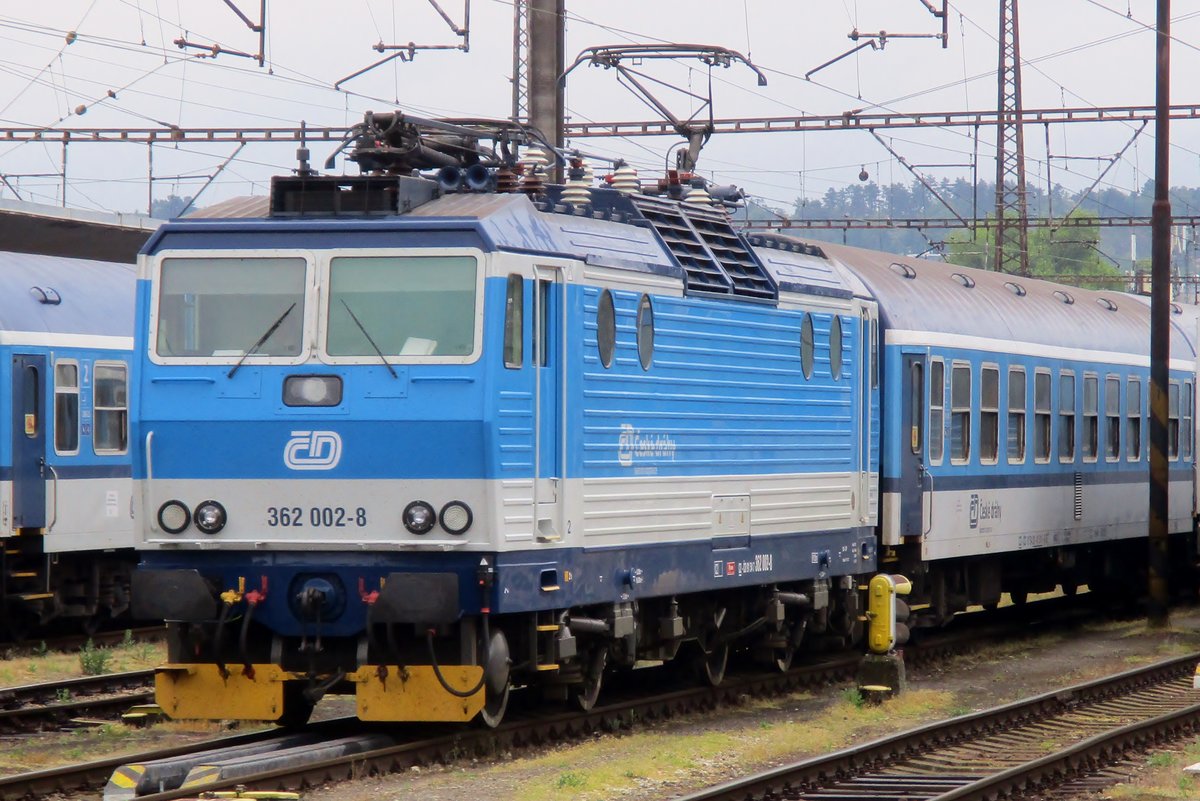 Am 16 September 2018 wartet 362 002 in Praha-Smichov auf neue Einsatze.