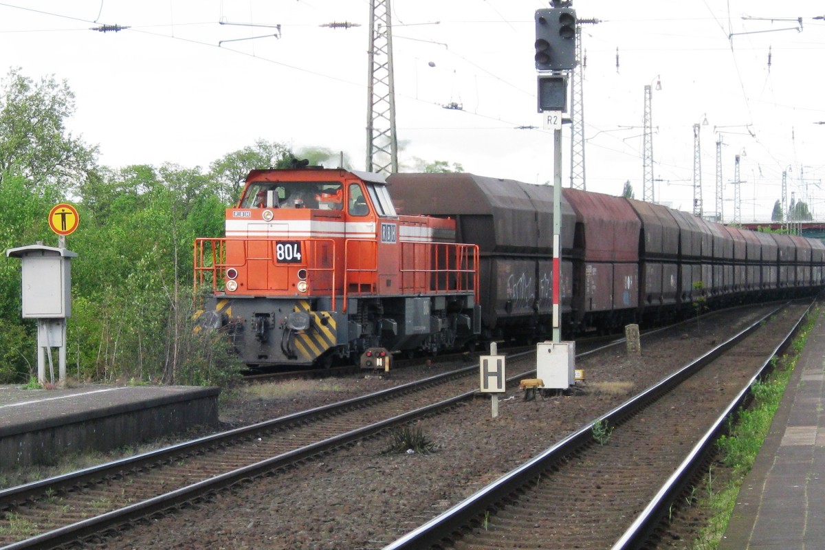 Am 17 April 2009 schleppt RBH 804 ein Kohlependel durch Rheinhausen Ost.