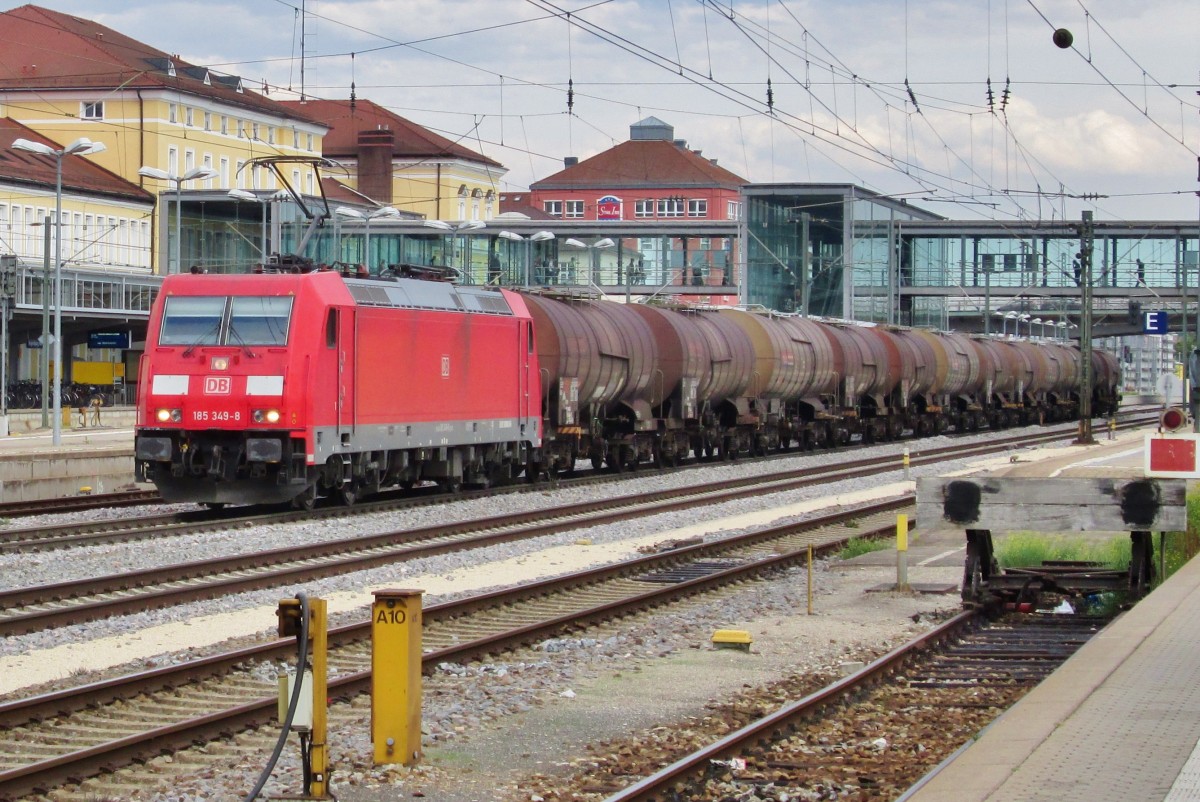 Am 17 September 2015 durchfahrt 185 349 Regensburg Hbf.