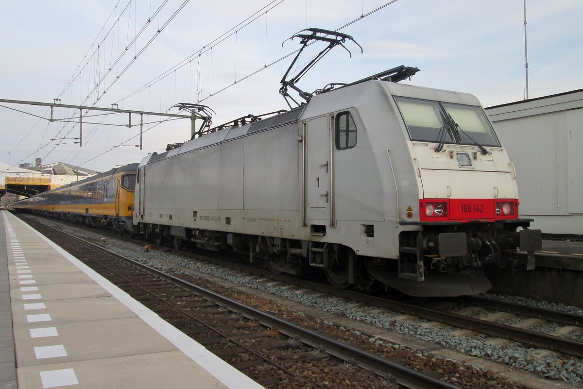 Am 18 März 2018 steht 186 142 mit ein IC nach Eindhoven in Tilburg. 