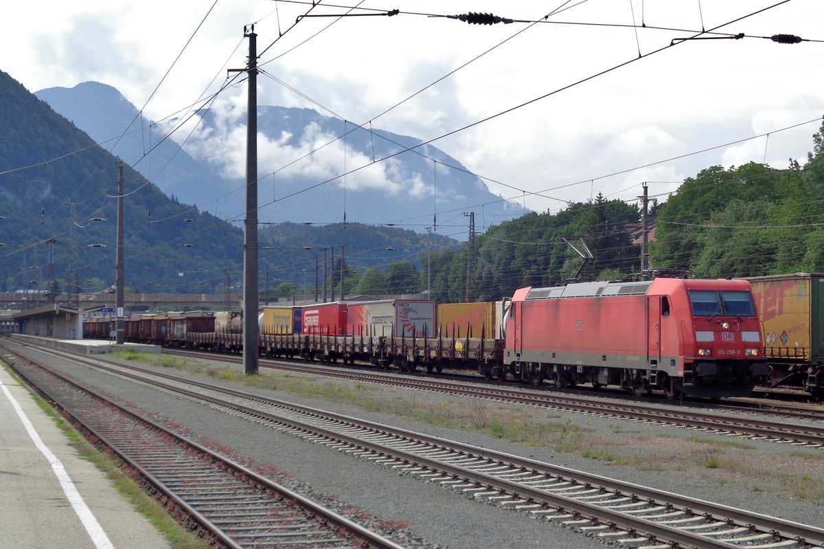 Am 18 Mai 2018 hält DB 185 358 in Kufstein. 