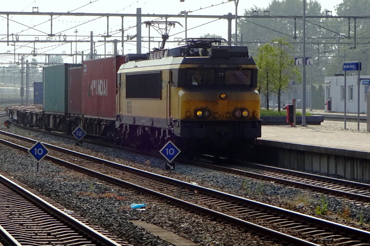 Am 18 Mai 2019 durchfahrt Bentheimer Eisenbahn E-01/1835 mit ein Containerzug Rotterdam Centraal.