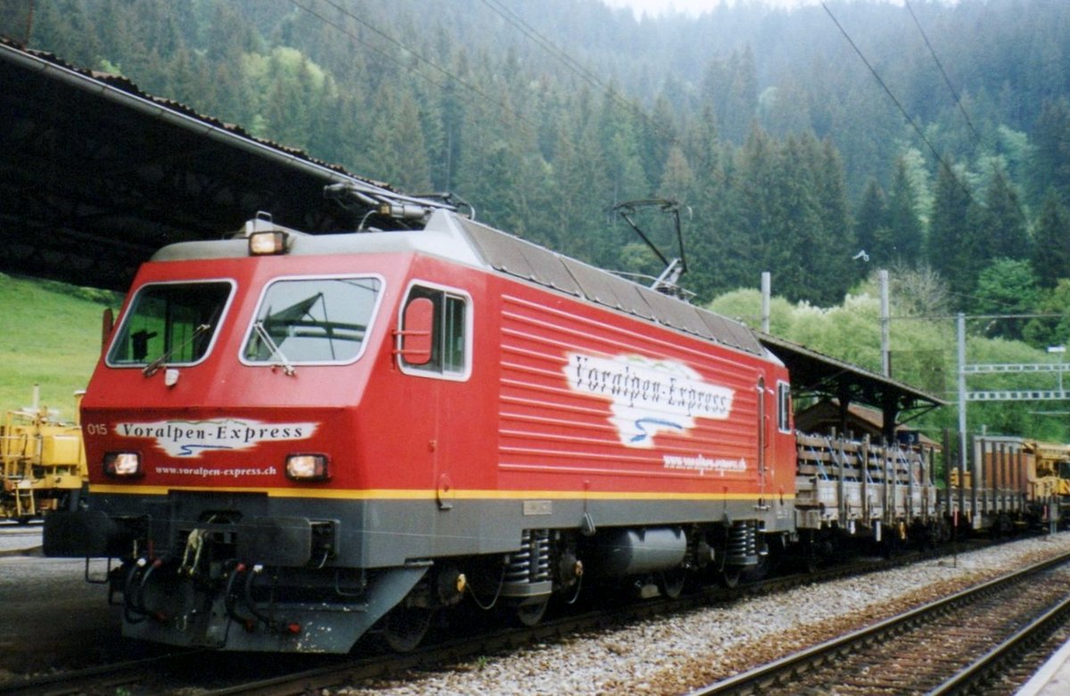 Am 19 Juni 2001 steht SOB 446 014 mit ein Lokalguterzug in Biberbrugg.