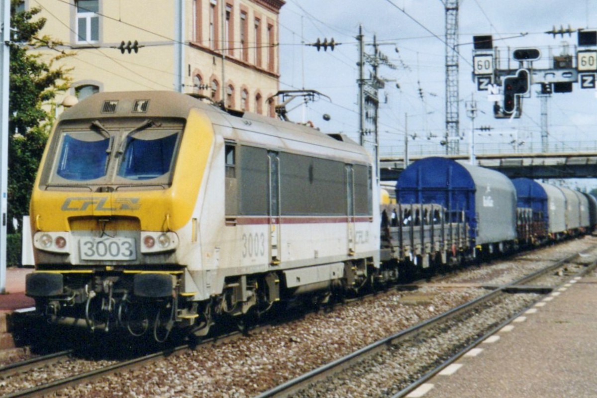 Am 19 Mai 2004 durchfahrt CFL 3003 mit einer Stahlzug Thionville.