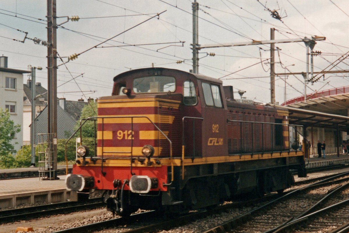 Am 19 Mai 2004 durchfahrt CFL 912 Bettembourg.