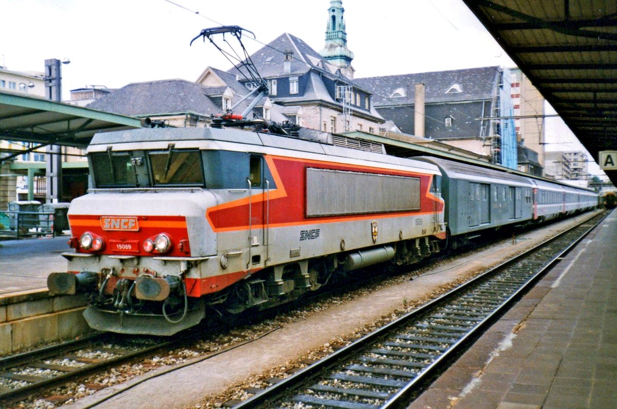 Am 2 Augustus 2000 steht SNCF 15059 mit ein EC in LUxembourg.