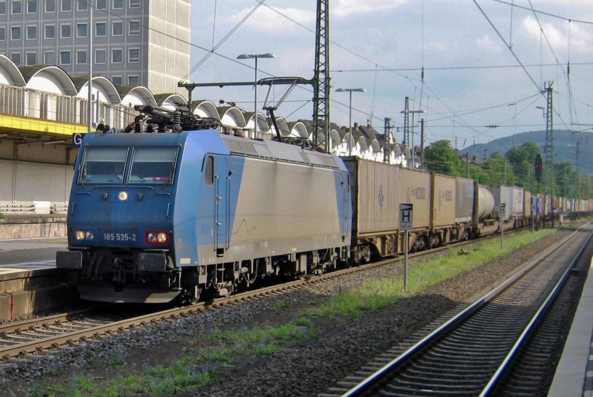 Am 2 Juli 2013 durchfahrt 185 535 Koblenz Hbf.