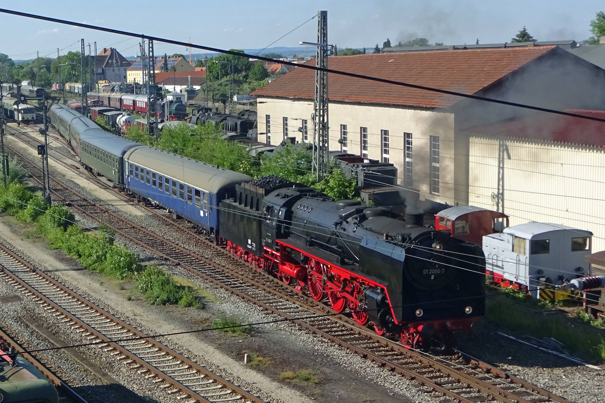Am 2 Juni 2019 verschiebt 01 2066 deren Sonderzug ins BEM in Nördlingen.