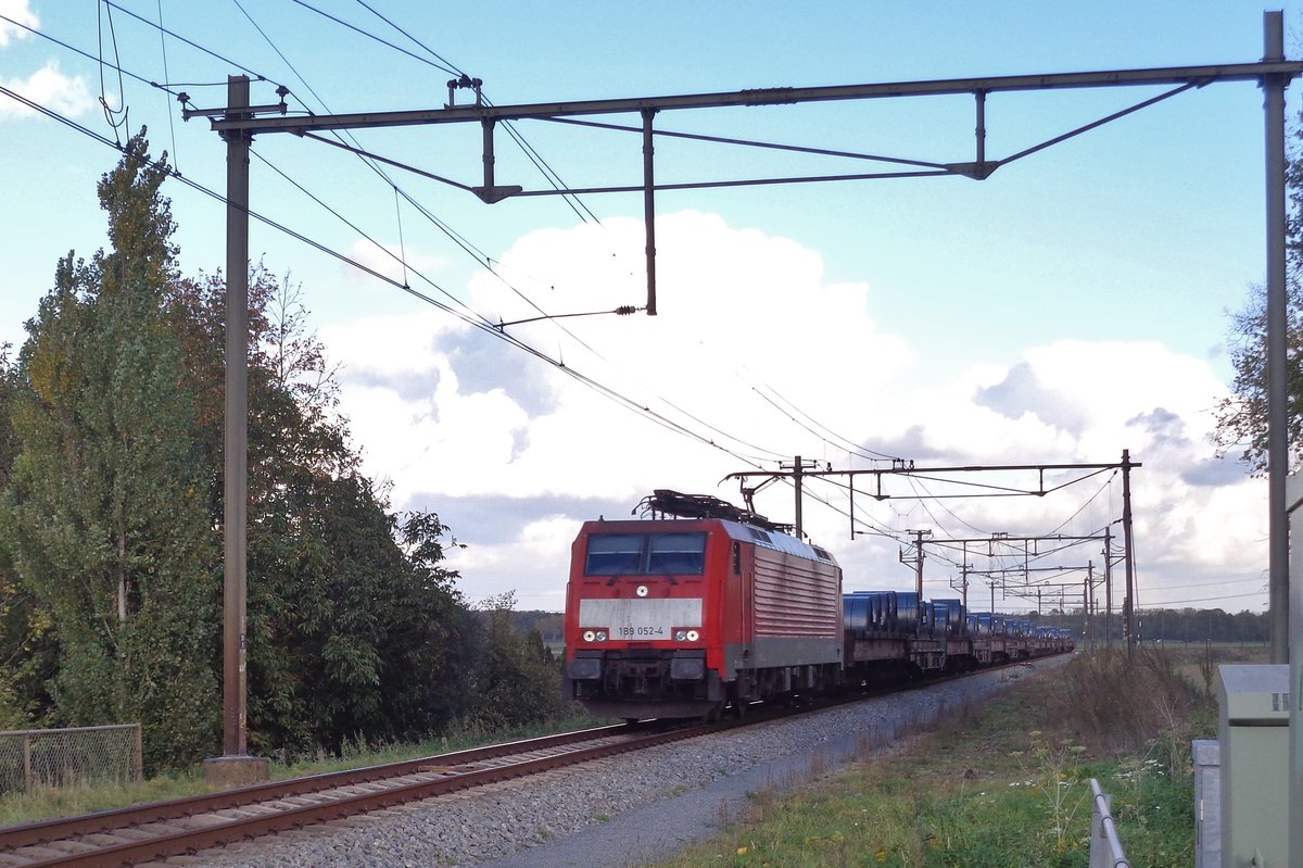 Am 2 November 2018 näht 189 052 mit ein Stahldratzug der Maasbrücke bei Niftrik. 