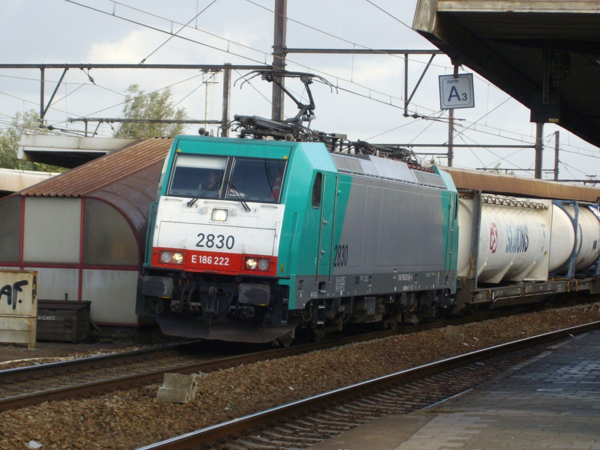 Am 21 Mai 2014 durchfahrt 2830 mit KLV Antwerpen-Berchem.