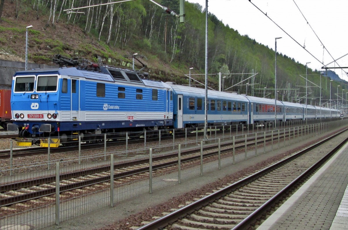 Am 21 Mai 2015 steht 371 001 in Bad Schandau.