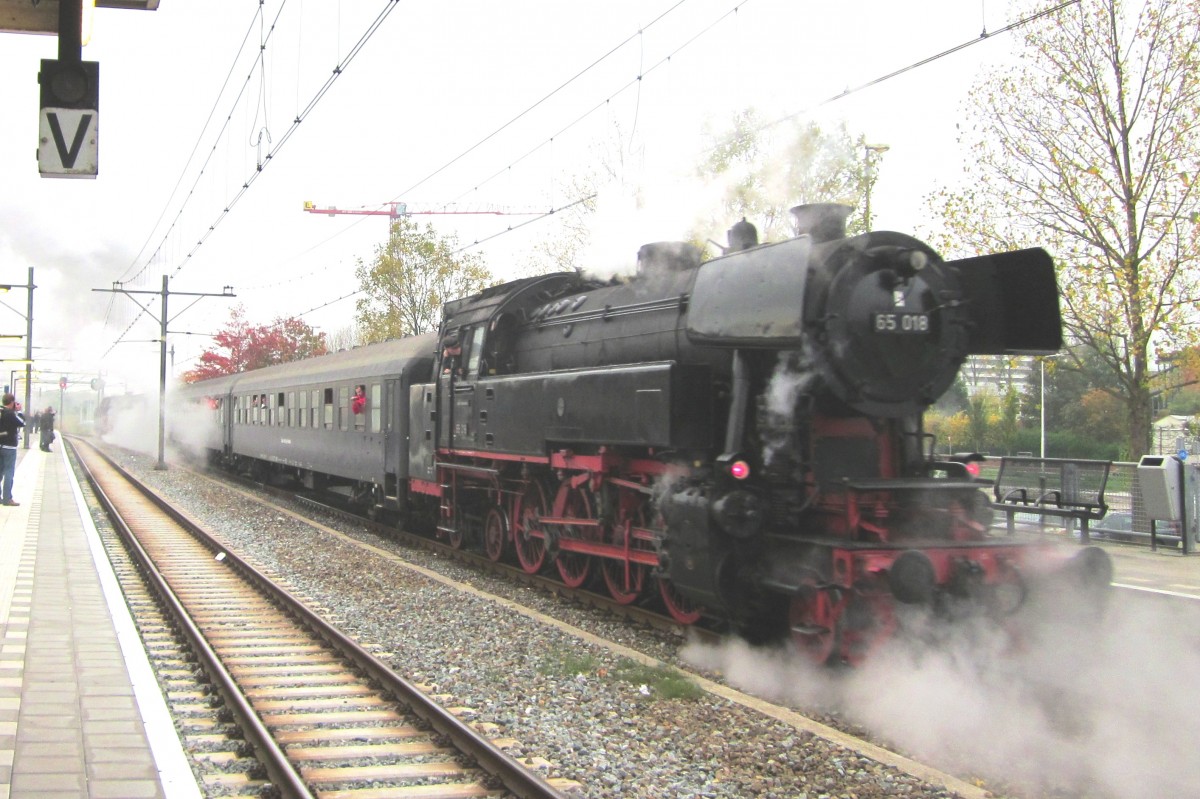 Am 21 Oktober 2012 schiebt 65 018 ein Dampfpendelzug aus Gouda.