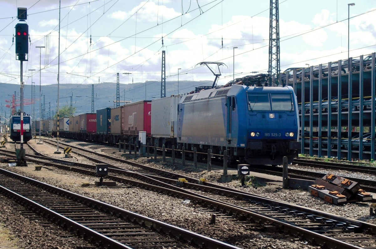 Am 21 September 2010 steht 185 525 fertig in Basel Badischer Bahnhof. 