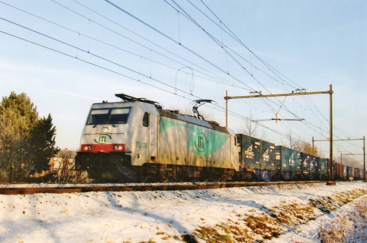 Am 23 Dezember 2009 durchfahrt ITL 186 150 ein verschneeten Wijchen.