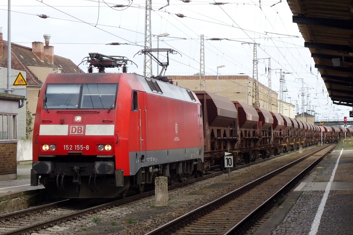 Am 23 September 2014 schiebte 152 155 mit Schtterzug ins Bahnhof Falkenberg (Elster). 