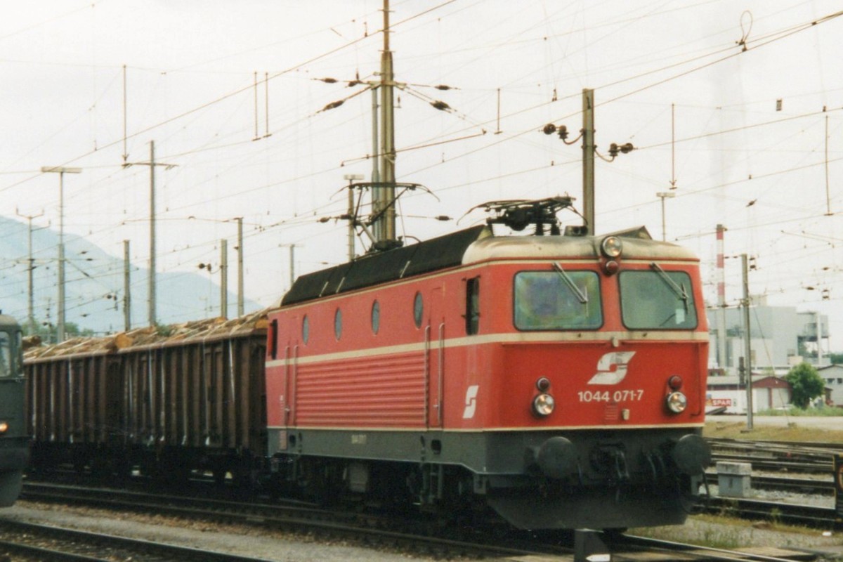 Am 25 Juli 2000 verlässt ÖBB 104 097 mit Holzschnitwagenzug das Schweizerischen Bahnhof Buchs SG.