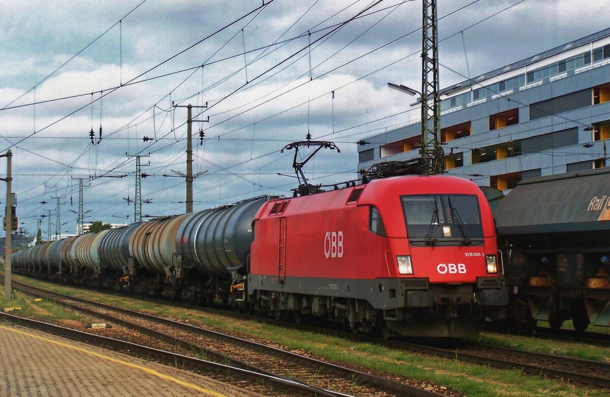 Am 25 Mai 2009 zieht 1016 008 ein Kesselwagenzug durch Wien-Hütteldorf.