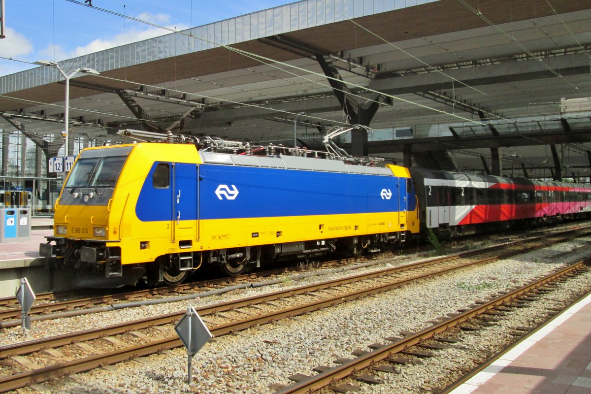 Am 26 Juli 2015 steht 186 010 in Rotterdam Centraal.