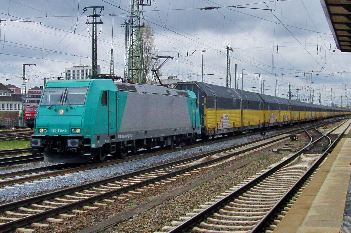 Am 27 April 2016 durchfahrt 185 614 Bremen Hbf.