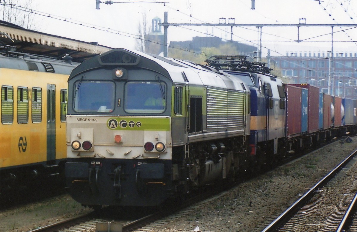 Am 28 Juli 2005 durchfahrt HUSA/ACTS 513-9 's Hertogenbosch in das 2. Farbenschema.