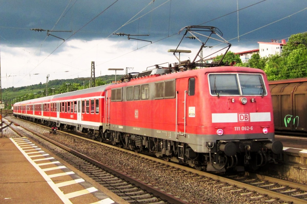 Am 28 Juni 2013 schiebt 111 062 ein DoSto aus Weil-am-Rhein.