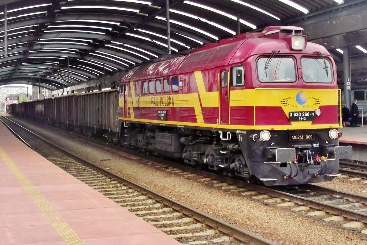 Am 28 Mai 2015 schleppt M62M-009 von Rail Polska ein Kohlezug durch Katowice Glowny.