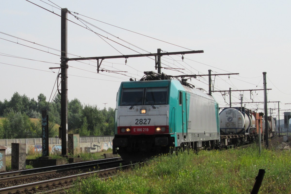 Am 29 Augustus 2013 durchfahrt CoBRa 2827 Antwerpen-Noorderdokken.