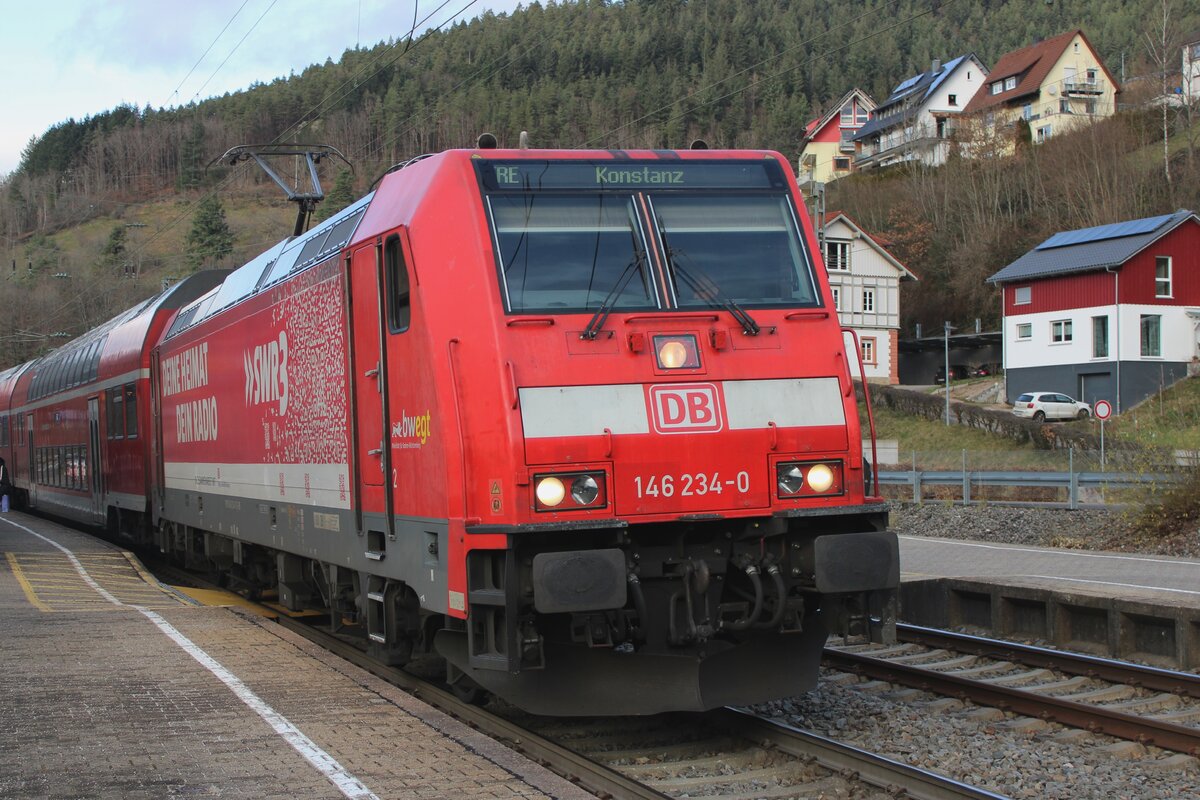 Am 29 Dezember 2023 halt 146 234 mit Teilwerbung und zweistündlich verkehrender RE nach Konstanz in Hornberg.