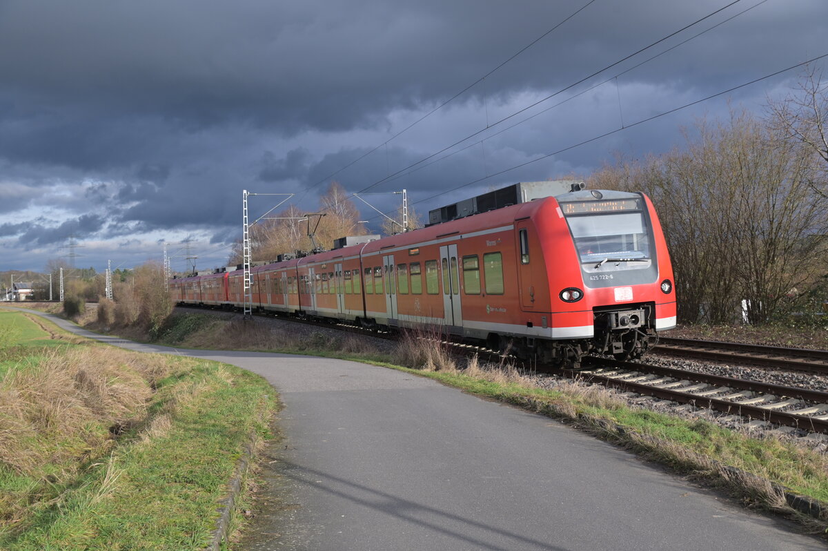 Am 29.12.23 konnte ich bei recht passendem Fotowetter den 425 722 zwischen Kleineichholzheim und Schefflenz fahrend ablichten als S1 Zug kam er aus Osterburken. 